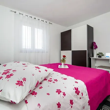 Idyllic Getaway Holiday With Pool *