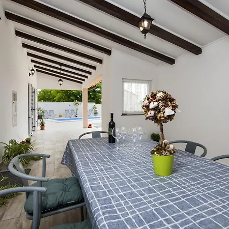 Дом отдыха Idyllic Getaway Holiday With Pool Ровинь