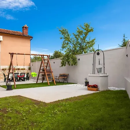 Idyllic Getaway Holiday With Pool *