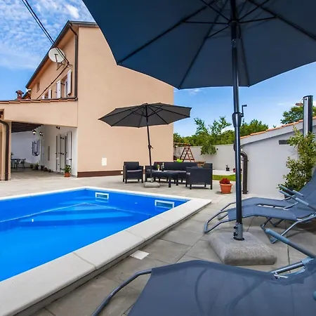 Idyllic Getaway Holiday With Pool *