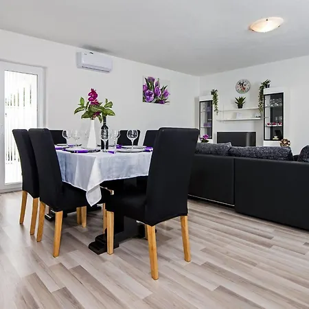 Idyllic Getaway Holiday With Pool Prázdninový dům Rovinj